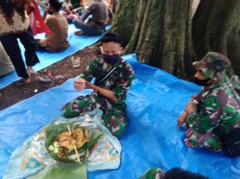 Anggota Satgas TMMD Bojonegoro Membagikan Nasi Panggang Dalam Syukuran Di Punden Mbah Sinaren